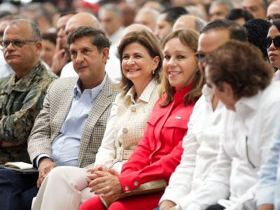 Raquel Peña entrega destacamento y celebra con uniformados en Santiago