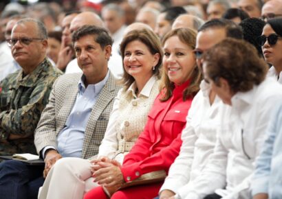 Raquel Peña entrega destacamento y celebra con uniformados en Santiago