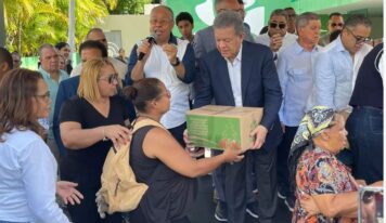 Leonel Fernández encabeza entrega de caajas navideñas y critica manejo de bonos del gobierno