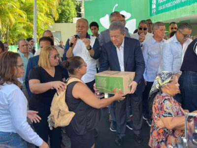 Leonel Fernández encabeza entrega de caajas navideñas y critica manejo de bonos del gobierno