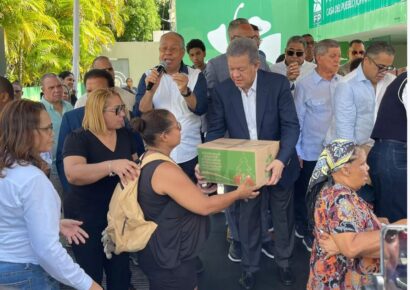 Leonel Fernández encabeza entrega de caajas navideñas y critica manejo de bonos del gobierno