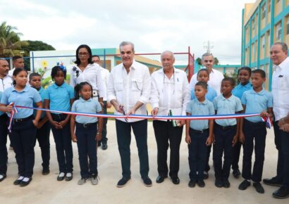 Abinader inaugura multiuso de AGANI y escuela básica en La Otra Banda y Verón