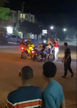 Caos vial en Bayaguana: motoristas desafían a las autoridades tras un aguinaldo nocturno