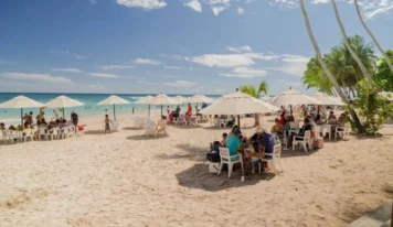 Cientos de personas eligen Boca Chica y Guayacanes para celebrar Navida