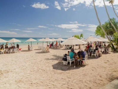 Cientos de personas eligen Boca Chica y Guayacanes para celebrar Navida