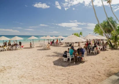 Cientos de personas eligen Boca Chica y Guayacanes para celebrar Navida