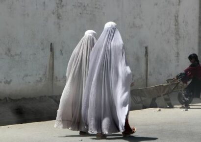 Los talibanes ordenan despedir a todas las mujeres de las ONG y refuerzan nuevas restricciones