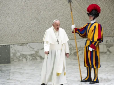 El Papa Francisco hace un llamado a cuidar a los ancianos y rezar por la paz en Navidad