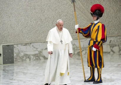 El Papa Francisco hace un llamado a cuidar a los ancianos y rezar por la paz en Navidad