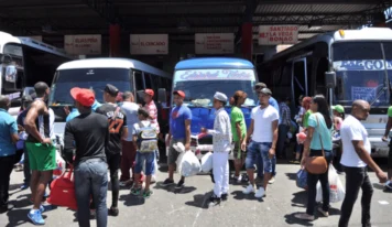 Paradas de autobuses se llenan de viajeros para las celebraciones de Navidad