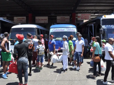 Paradas de autobuses se llenan de viajeros para las celebraciones de Navidad