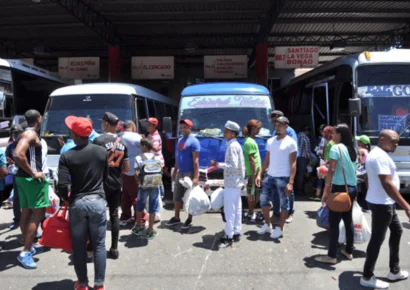 Paradas de autobuses se llenan de viajeros para las celebraciones de Navidad