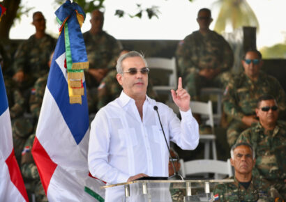 Abinader elogia el trabajo de las fuerzas armadas en un almuerzo navideño en Dajabón