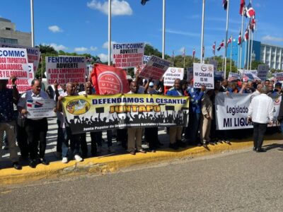 Empleados se manifestaron frente al Congreso en Defensa de la cesantía ante la reforma laboral propuesta por Abinader