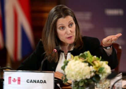 Renuncia la Ministra de Hacienda de Canadá en medio de tensiones comerciales con EE. UU