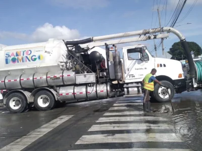 Alcaldía del DN refuerza operativos de limpieza ante lluvias por vaguada