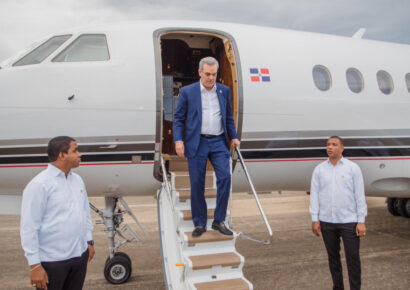 Presidente Luis Abinader regresa al país tras cinco días en EE.UU.