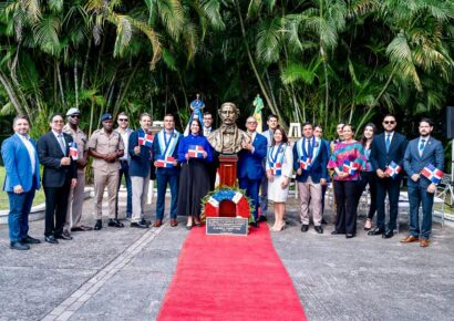 Develan busto de Duarte en Jamaica y juramentan primera filial del Instituto Duartiano