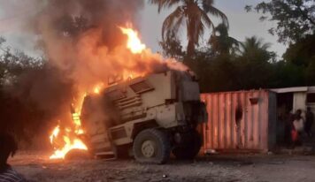 Bandas armadas incendian vehículos blindados de la misión multinacional en Haití