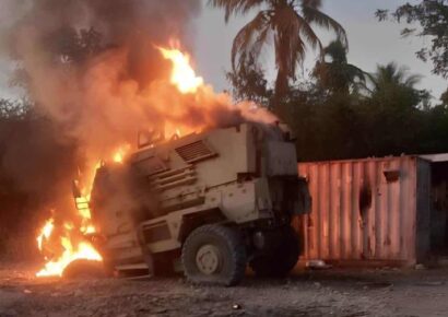 Bandas armadas incendian vehículos blindados de la misión multinacional en Haití
