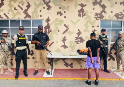 Cesfront y DNCD incautan más de 20 libras de marihuana dentro de un minibús en Pedernales