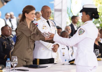 Raquel Peña encabeza graduación de cadetes de la PN