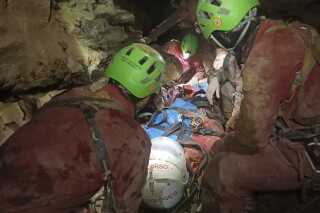 Rescatada espeleóloga tras 75 horas de aislamiento en cueva de Italia