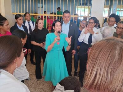 Raquel Arbaje encabeza un compartir navideño en el Centro de Corrección Najayo Mujeres