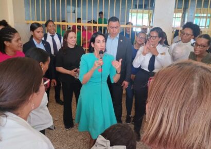 Raquel Arbaje encabeza un compartir navideño en el Centro de Corrección Najayo Mujeres