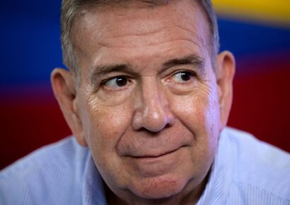 Edmundo González entrega actas de escrutinio a Panamá, reafirmando su victoria en las elecciones presidenciales de Venezuela