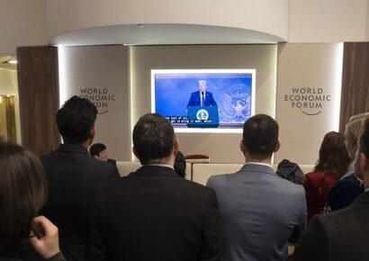 Trump pide a la OPEP y Arabia Saudí bajar los precios del crudo durante su discurso en Davos
