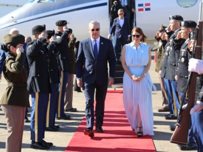 Luis Abinader asiste a la toma de posesión de la nueva gobernadora de PR