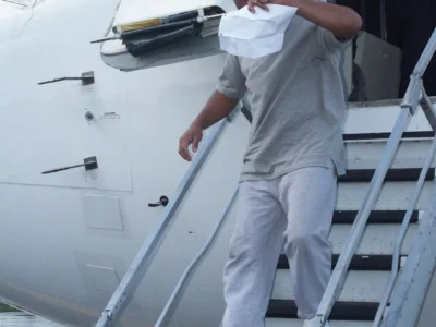 135 Dominicanos Repatriados Desde EE.UU. Llegan al País Bajo Medidas de Seguridad Estrictas