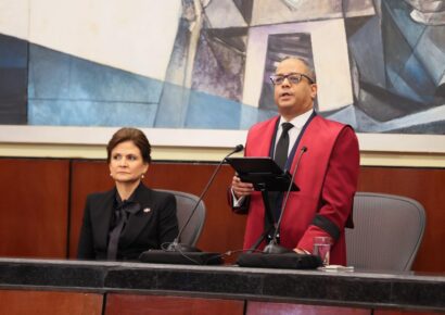 Raquel Peña asiste al XIII aniversario del Tribunal Constitucional, resaltando avances en la justicia digital y educativa