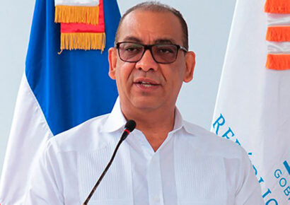 Deligne Ascención renuncia como ministro de Obras Públicas