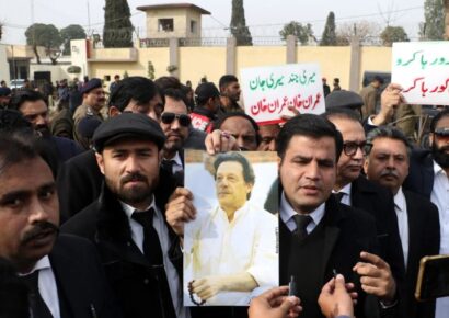 Ex primer ministro paquistaní condenado a 14 años de prisión por soborno