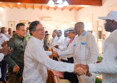 Haití da una cálida bienvenida al presidente colombiano Gustavo Petro