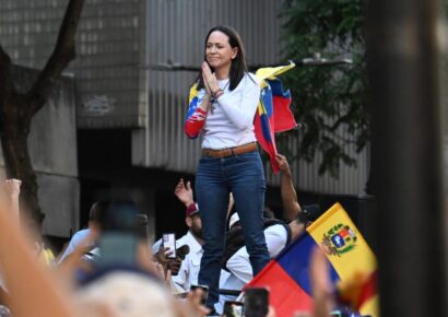 María Corina Machado reaparece en Caracas y lidera protesta contra el régimen de Maduro
