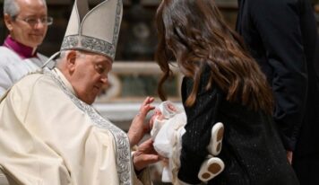 El Papa Francisco bautiza a 21 bebés en la ceremonia anual de la Capilla Sixtina