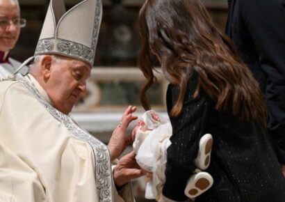 El Papa Francisco bautiza a 21 bebés en la ceremonia anual de la Capilla Sixtina
