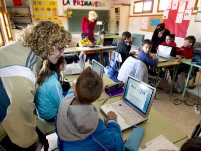 Suecia da un giro en su estrategia educativa y prioriza más libros y menos pantallas en las aulas