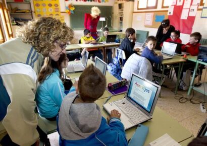 Suecia da un giro en su estrategia educativa y prioriza más libros y menos pantallas en las aulas