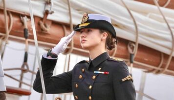 La princesa Leonor inicia su formación militar a bordo del Juan Sebastián Elcano  La princesa Leonor ha comenzado una nueva etapa en su formación militar a bordo del icónico buque escuela Juan Sebastián Elcano. El pasado sábado, el buque zarpó desde el muelle de Cádiz con 76 guardiamarinas, incluida la princesa, para realizar el 97º crucero de instrucción del navío. Durante este viaje de varios meses, Leonor visitará varios países, incluyendo República Dominicana, donde se espera su llegada el 19 de mayo.  El buque cruzará el océano Atlántico, realizando paradas en Salvador de Bahía, Montevideo, Chile, Perú, Panamá, Colombia y Estados Unidos. En su ruta, la princesa de Asturias no completará todo el trayecto de regreso, ya que volará desde Nueva York hacia España para continuar su formación en una fragata.  La última etapa del viaje culminará el 14 de julio en la Escuela Naval de Marín, después de que el buque llegue al puerto de Ferrol el 9 de julio.