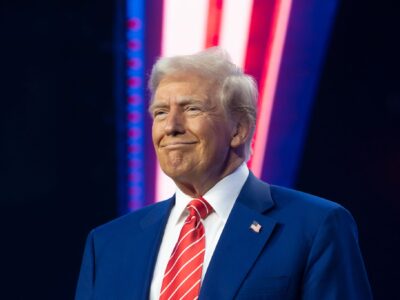 Trump amenaza con aranceles del 100 % si los BRICS abandonan el dólar