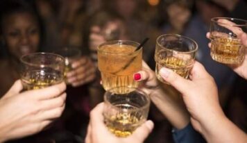 Nuevo estudio revela vínculo entre estrógeno y el consumo excesivo de alcohol en mujeres