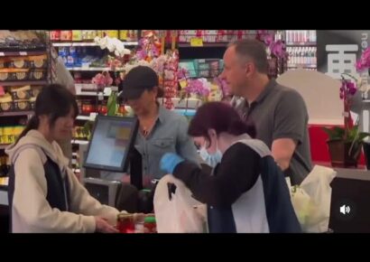 Kamala Harris y Doug Emhoff vistos usando bolsas de plástico durante compras