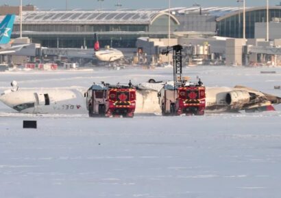 Emergencia en Toronto: Avión de Delta Airlines se estrella y auxiliares de vuelo evacuaron a los pasajeros