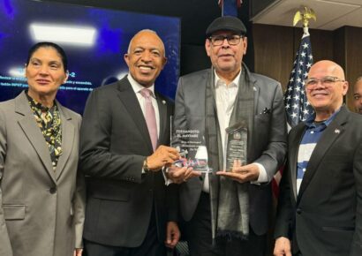 Fernando Villalona recibe reconocimiento del consulado dominicano en New Jersey por su trayectoria artística