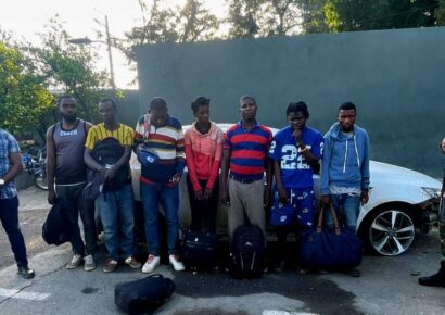 Ejército Nacional en Valverde, capturan a 13 haitianos indocumentados y confiscan vehículos