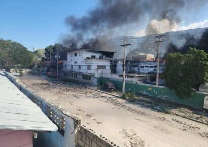 Incendio en el hospital universitario estatal de Haití (HUEH) tras ataque de bandas armadas